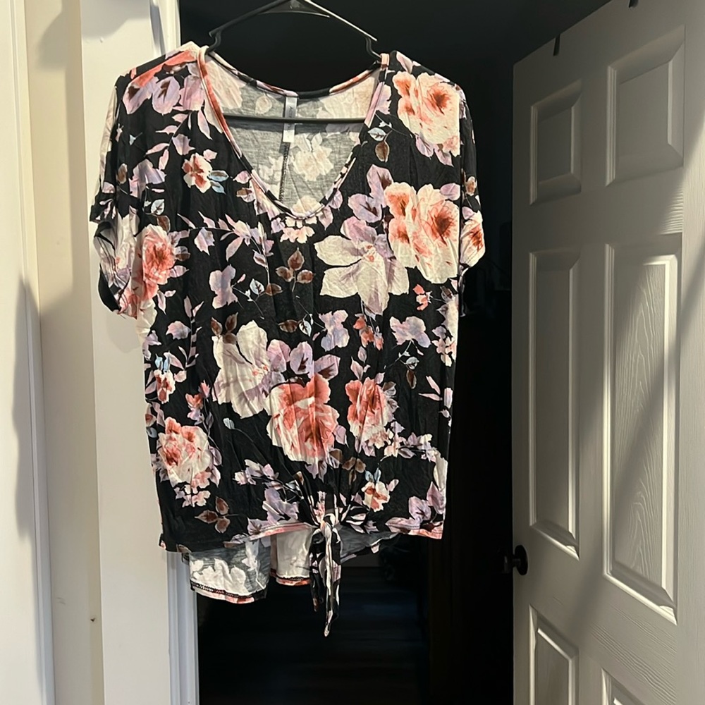 Women’s Boutique Acting Pro floral blouse